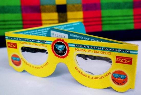 La fix! Un român din SUA a primit azi ochelarii de eclipsă trimişi în ’99 prin poştă