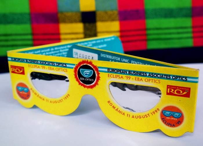 La fix! Un român din SUA a primit azi ochelarii de eclipsă trimişi în ’99 prin poştă