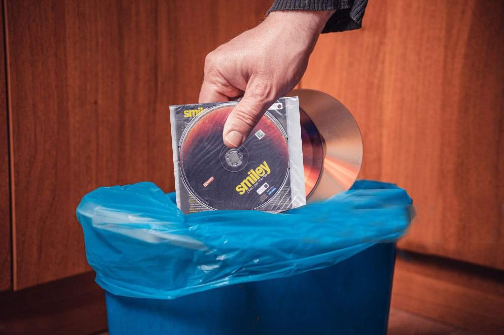 Român amendat după ce a aruncat un CD cu Smiley în containerul pentru hârtie, nu plastic