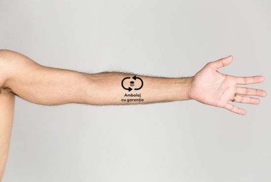 Un român și-a tatuat simbolul RetuRo pe braț. Bagă mâna în aparat și scoate banii