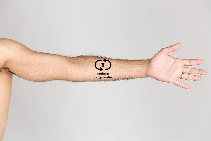 Un român și-a tatuat simbolul RetuRo pe braț. Bagă mâna în aparat și scoate banii