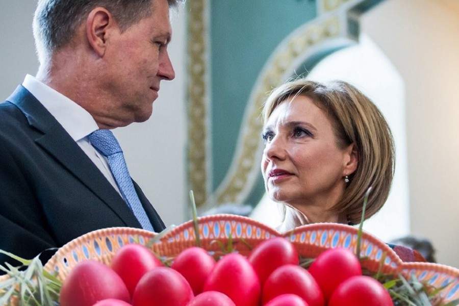Președintele Klaus Iohannis a ciocnit un ou cu soția, dar a secretizat rezultatul