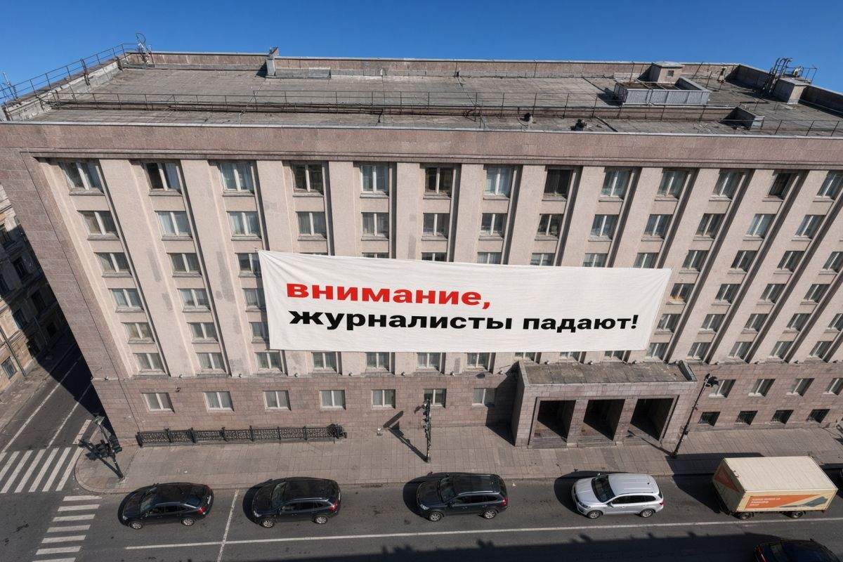 Prevăzători! La Moscova s-au pus anunțuri pe clădiri cu „Atenție, cad ziariști!”