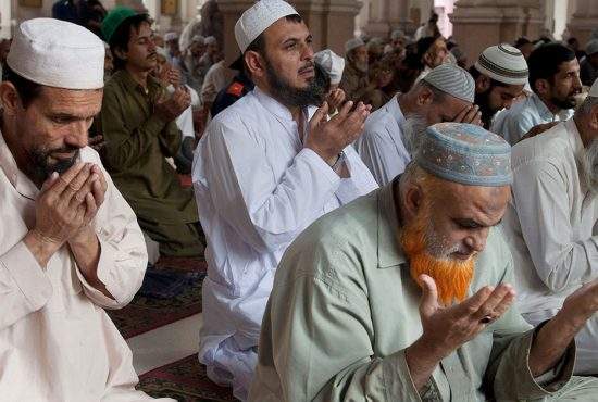 Britanicii se roagă zilnic la Allah să nu intre în recesiune din cauza tarifelor lui Trump