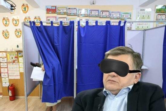 Previzibil. Crin Antonescu a adormit în cabina de vot și n-a ieșit nici după 8 ore