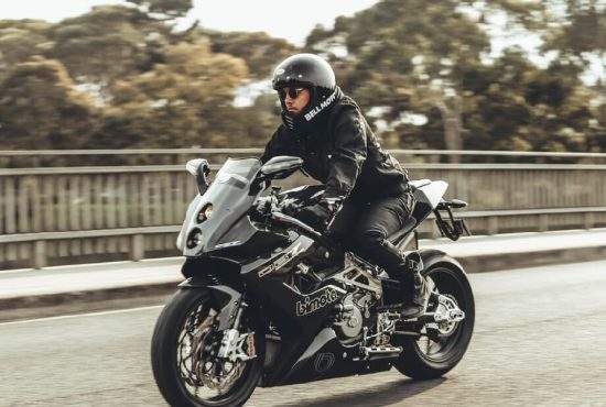 Unui motociclist care își turează motorul îi vibrează curul mai mult decât unei videochatiste