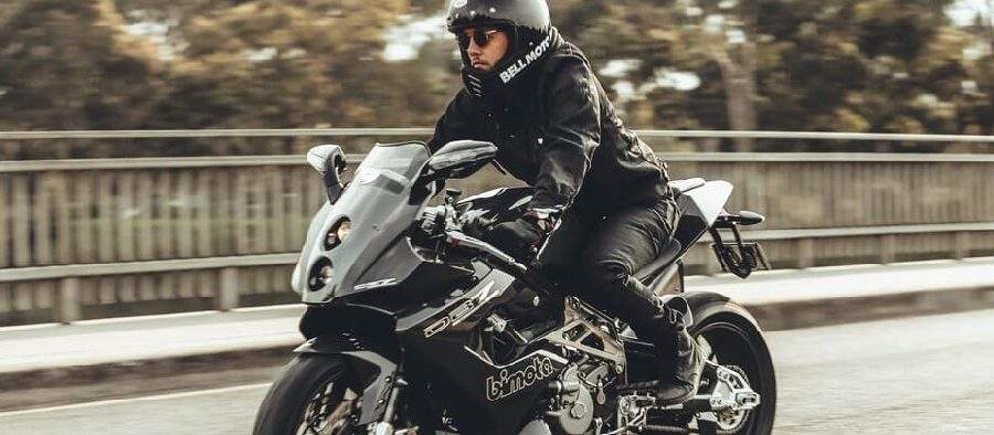 Unui motociclist care își turează motorul îi vibrează curul mai mult decât unei videochatiste