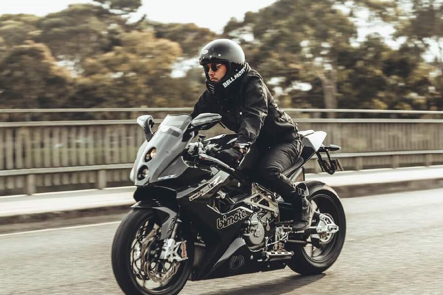 Unui motociclist care își turează motorul îi vibrează curul mai mult decât unei videochatiste