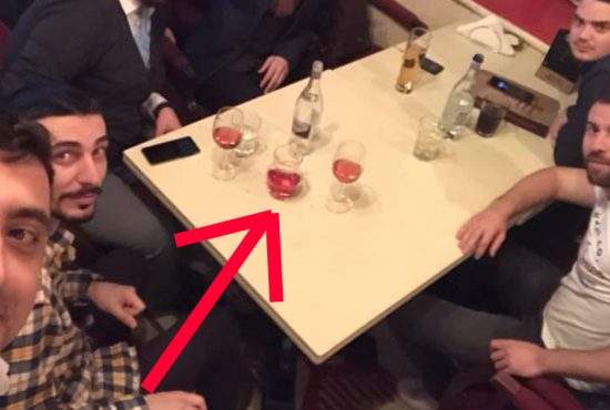 Dovada că a mințit. Simion a zis că nu e muiere, dar avea vin roze pe masă!