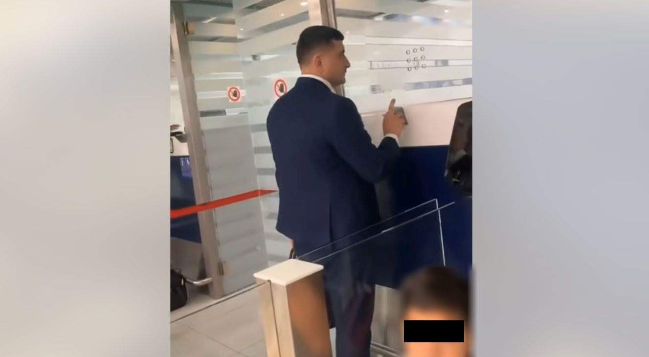 Deși s-a băgat în față la controlul pașapoartelor, Simion insistă că lui îi place în spate
