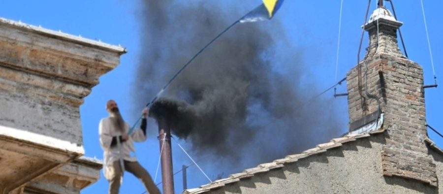 Foto. Stegarul Dac s-a urcat pe Capela Sixtină și refuză să coboare
