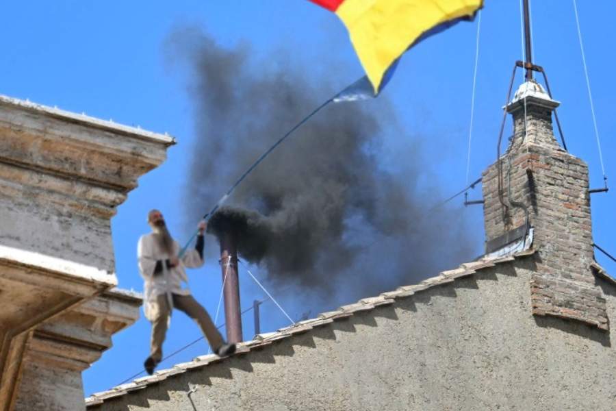 Foto. Stegarul Dac s-a urcat pe Capela Sixtină și refuză să coboare