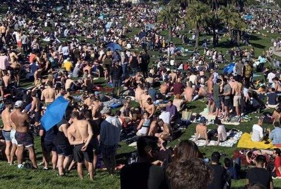 Pentru că li s-a închis forumul, 60.000 de onanişti şi-au dat întâlnire diseară în parc