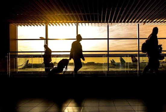 Cum recunoști un român într-un avion: 7 indicii