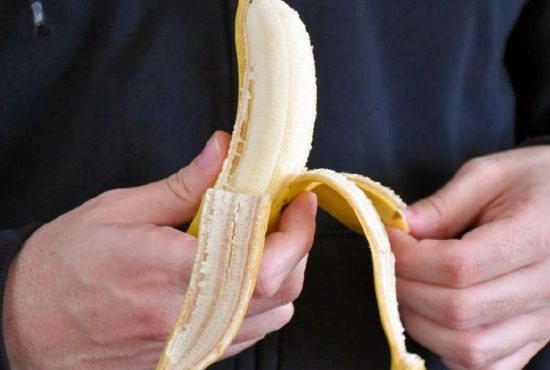 7 metode simple să cojești o banană