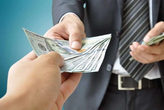Ca să facă rost de bani, Guvernul va cere fiecărui român „100 de lei până la salariu”