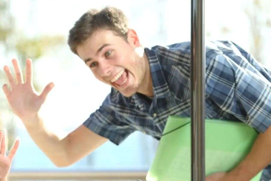 7 metode să scapi de un pisălog