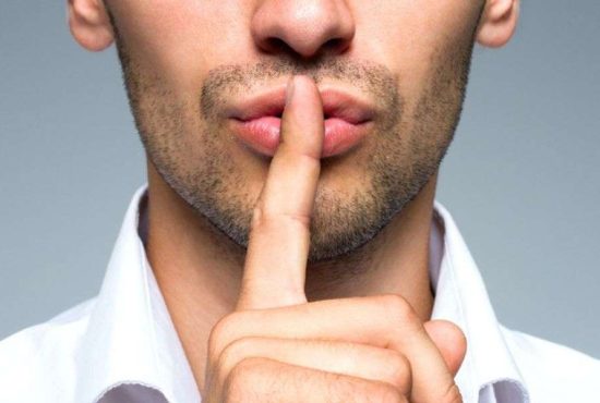 7 indicii că bărbatul îți ascunde ceva