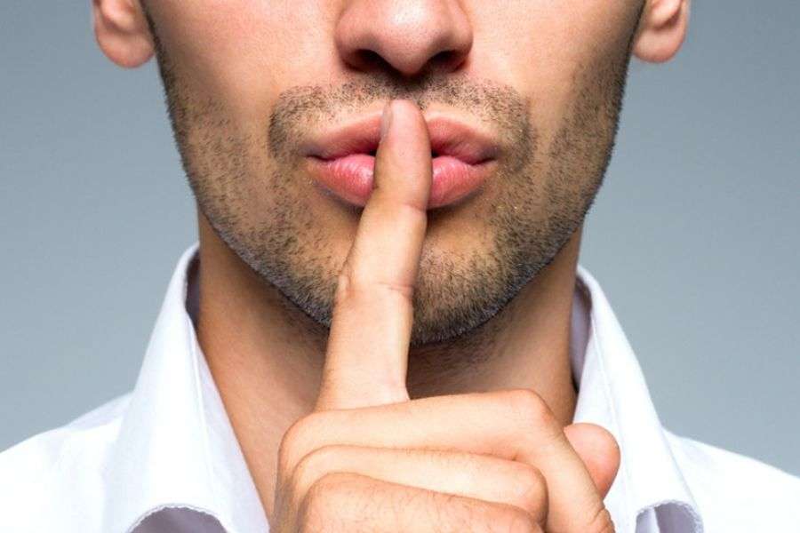 7 indicii că bărbatul îți ascunde ceva