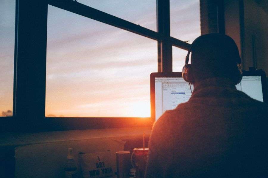 7 situații în care e indicat să stai peste program la birou