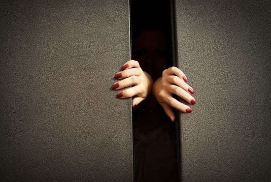 7 lucruri pe care le poți face dacă rămâi blocat în lift
