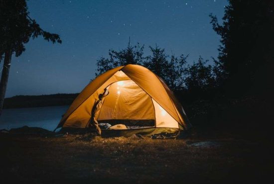 7 lucruri pe care să le iei neapărat cu tine în camping
