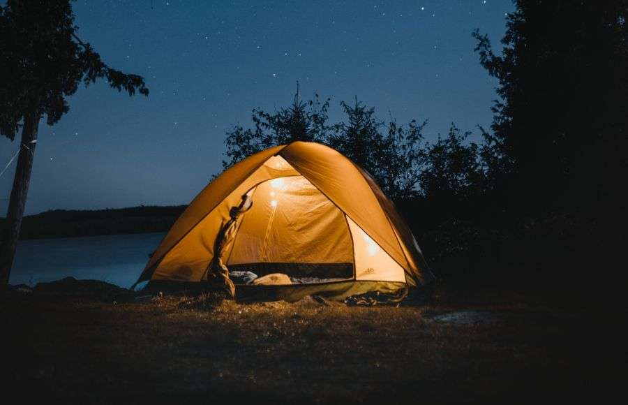 7 lucruri pe care să le iei neapărat cu tine în camping