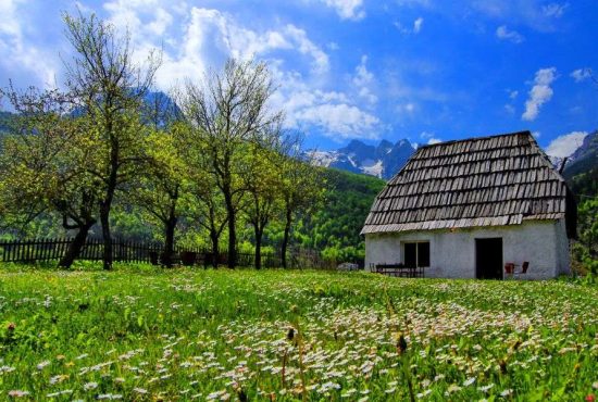 7 lucruri despre cum își cumpără românii locuințe