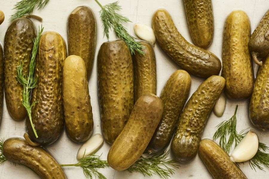 7 lucruri despre prietenul cel mai bun al beţivului, castravetele murat