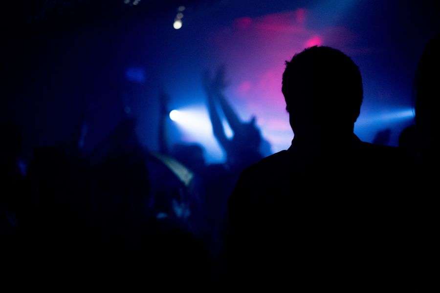 7 trucuri să fii mai ușor de observat la o petrecere