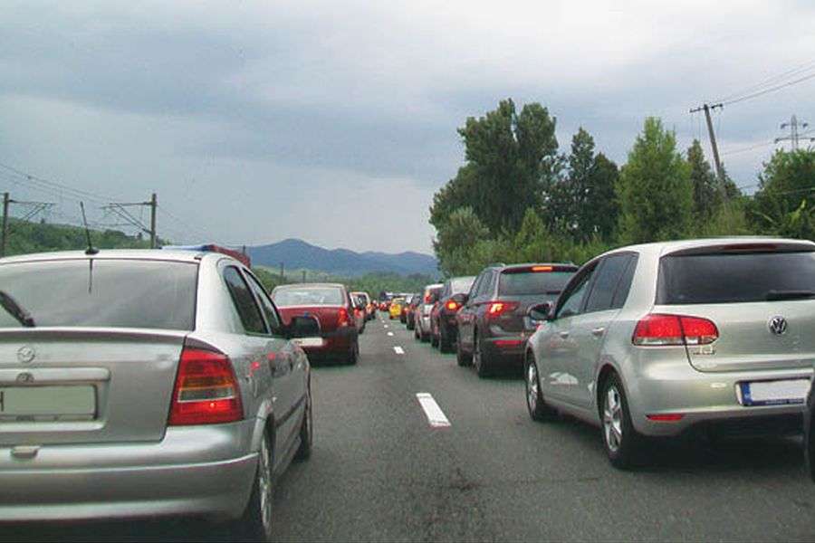 7 lucruri pe care le poţi face ca să treacă mai repede timpul la coadă pe DN1