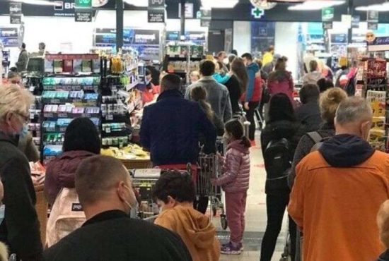 7 activități pe care le poți face la coadă la casa de marcat