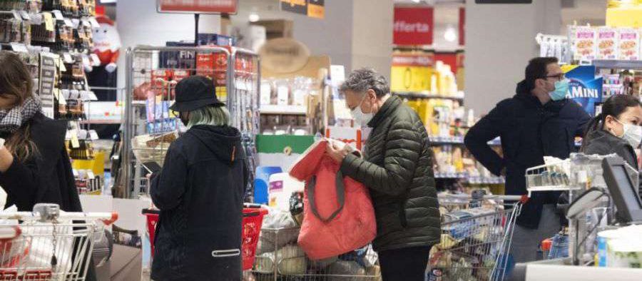 Reguli noi la supermarket. Dacă ceri să se deschidă încă o casă trebuie să plătești tu 10 lei