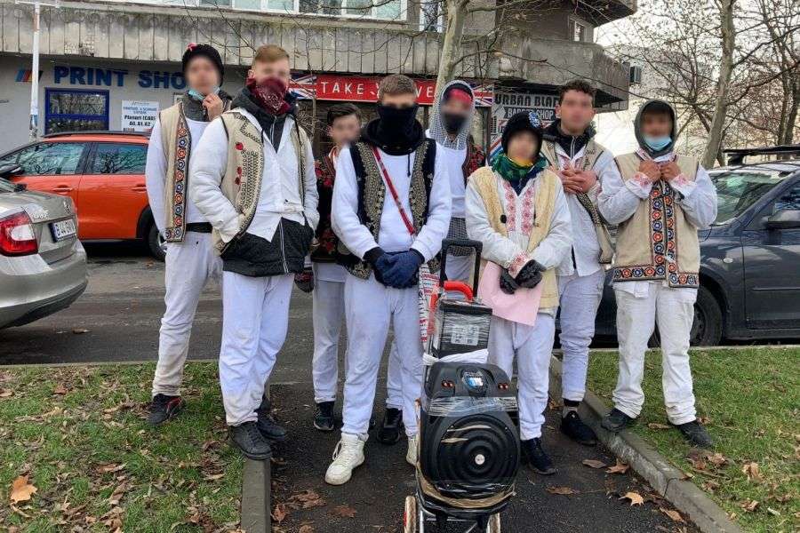 7 lucruri de mamă despre colindătorii cu boxe din orașe