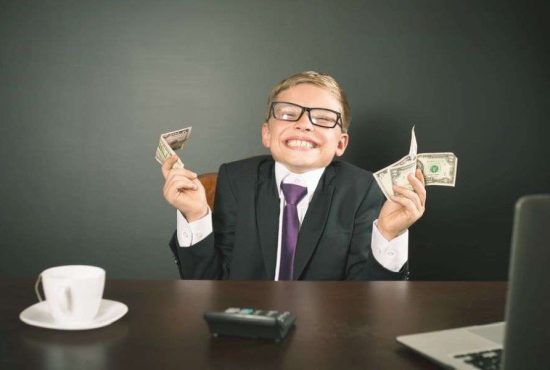 7 indicii că fiul tău ar putea ajunge bancher