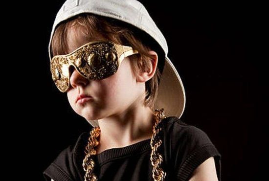 7 indicii că fiul tău ar putea deveni cămătar