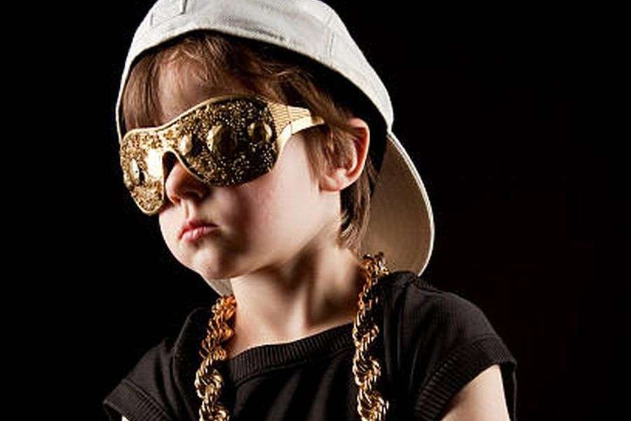 7 indicii că fiul tău ar putea deveni cămătar