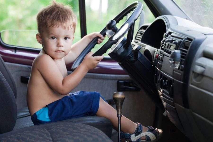 7 motive pentru care trebuie ridicată vârsta la care poți lua carnetul de șofer