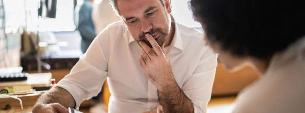 Un corporatist a fost la coaching să învețe cum să mimeze că se bucură de vacanțe, deși vrea la birou