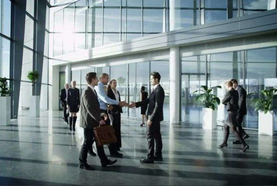 7 chestii care te dau de gol că ești o dronă corporatistă