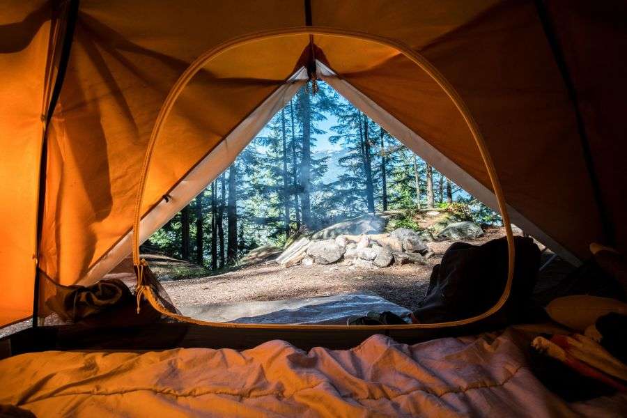 Top 7 idei proaste când pleci cu cortul în România
