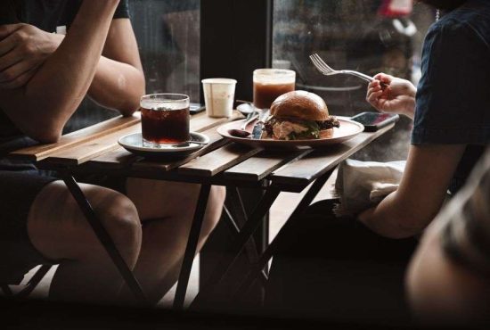 7 metode uşoare să mănânci gratis la restaurant