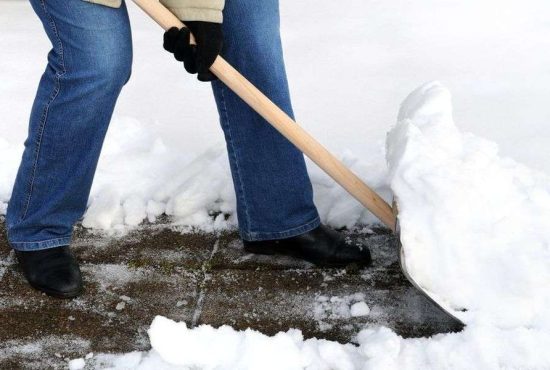 7 soluţii simple şi eficiente pentru deszăpezirea locului de parcare