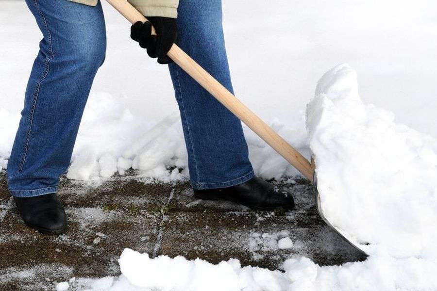 7 soluţii simple şi eficiente pentru deszăpezirea locului de parcare