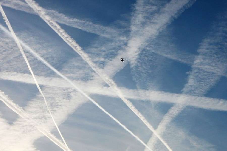 7 explicații posibile pentru dârele albe de pe cer
