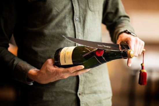 7 metode să deschizi o sticlă de vin dacă nu ai desfăcător