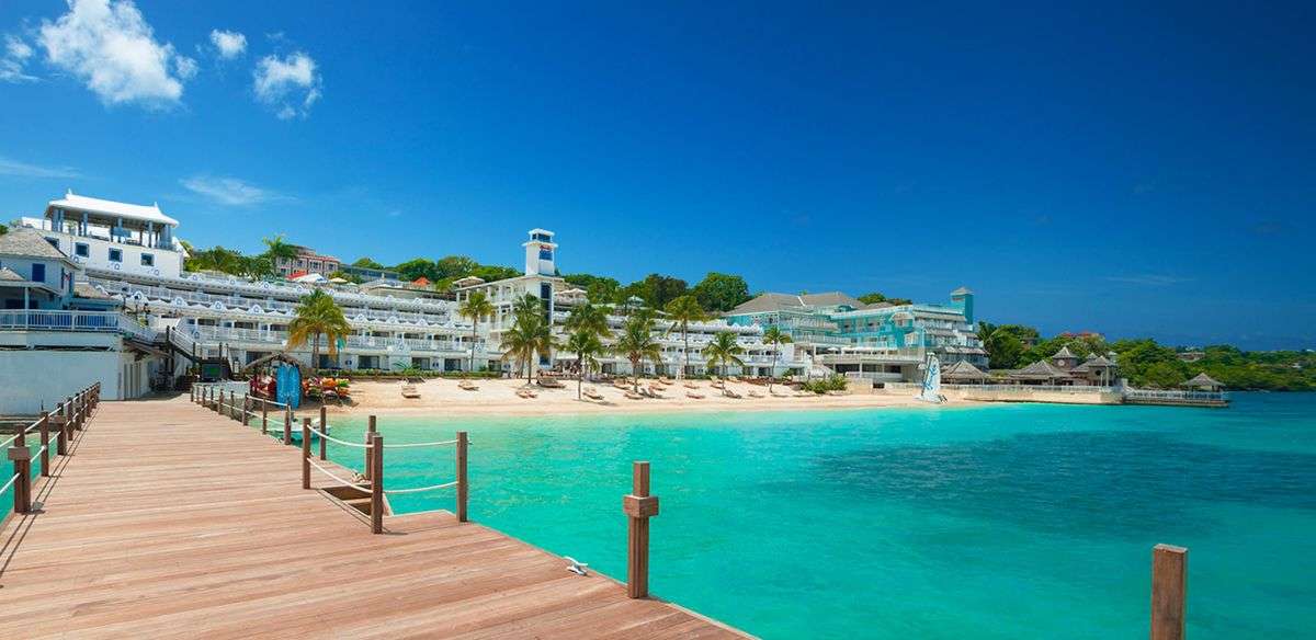 Pregătește-te de vacanță! Top 7 destinații în care nu riști să dai peste turiști români