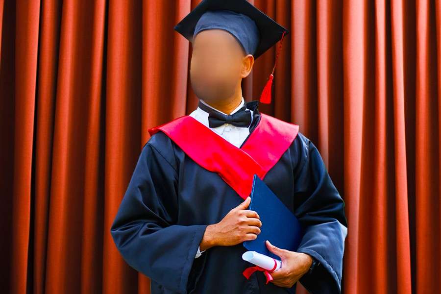 7 indicii că o persoană și-a plagiat doctoratul