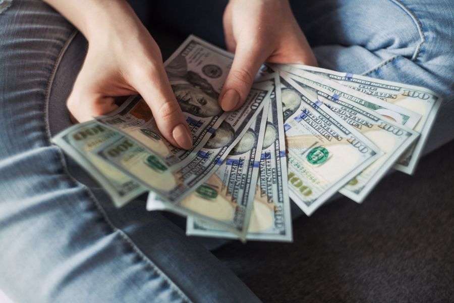 7 metode sigure cu care eviți să-ți ceară prietenii bani împrumut
