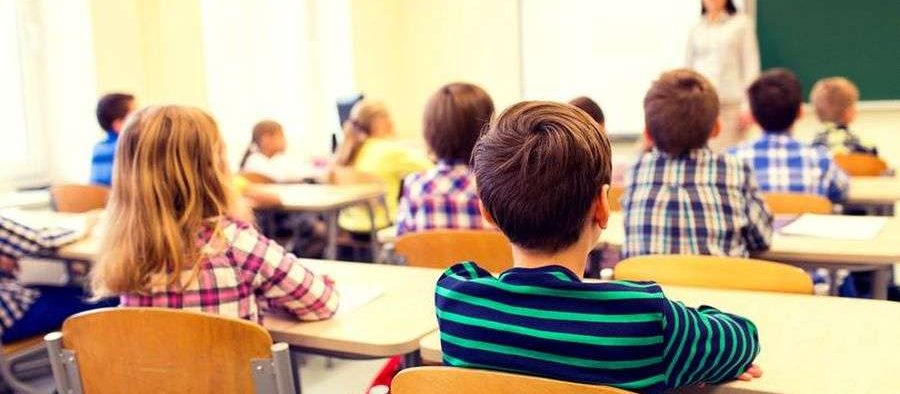 Pentru că nu mai sunt bani de lapte și corn, elevii vor primi un 10 la purtare